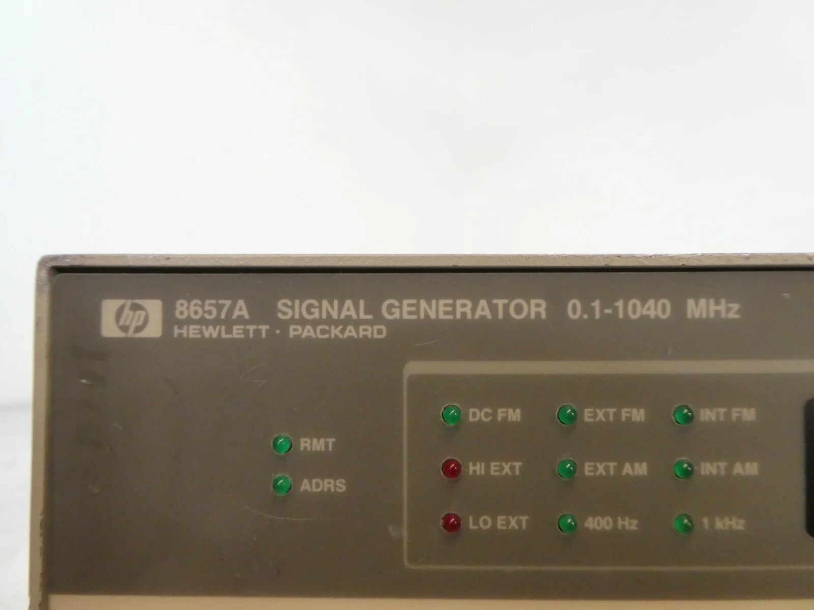 HP Hewlett-Packard 8657A Signal Generator 0.1-1040 MHz Agilent Spare Surplus - Image 8