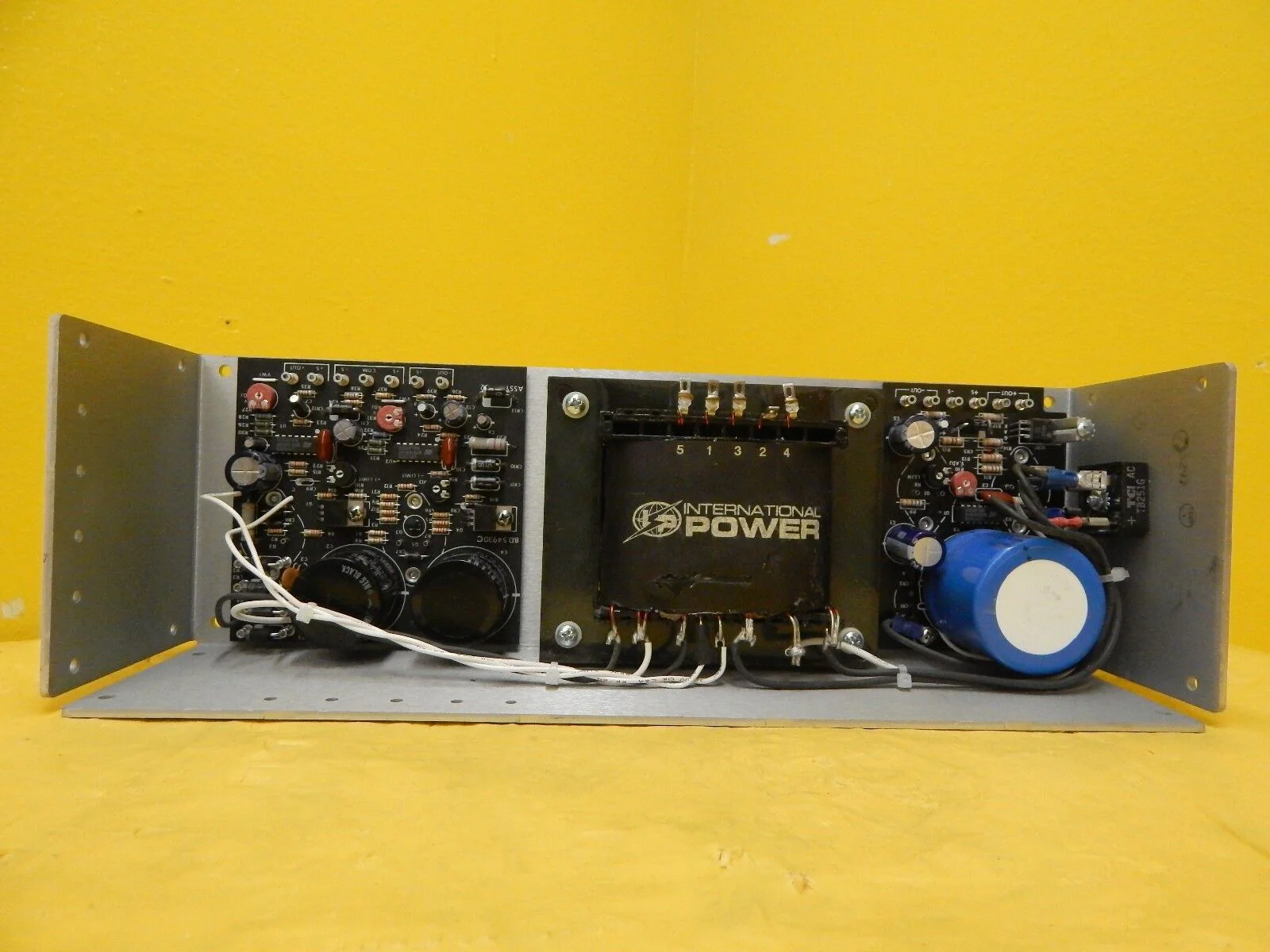 International Power IHDCC-150W Power Supply Used Working - Image 4