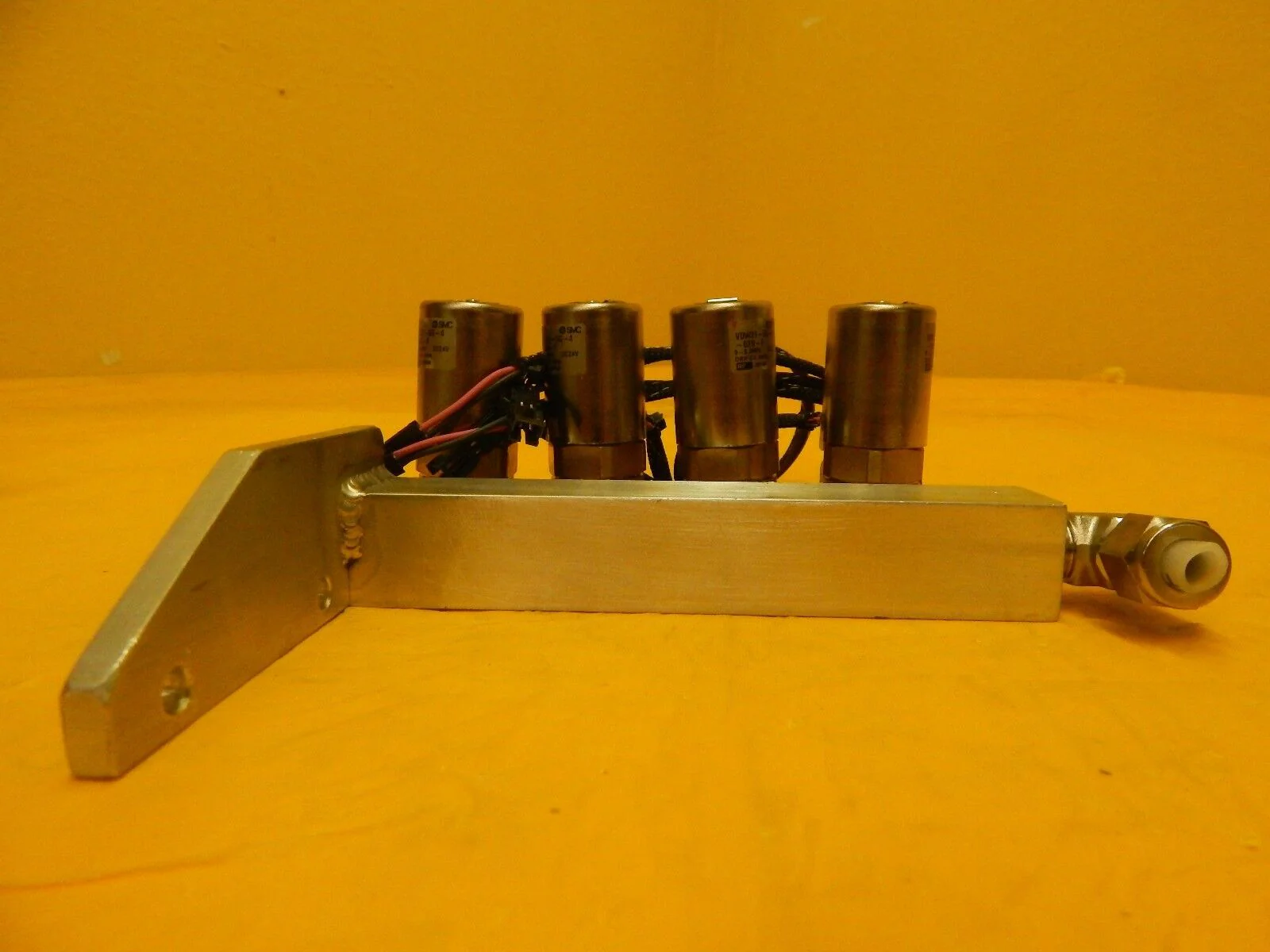MRC Materials Research A118037 Pneumatic Manifold VDW31-5G-4 Set of 2 Star Used - Image 4