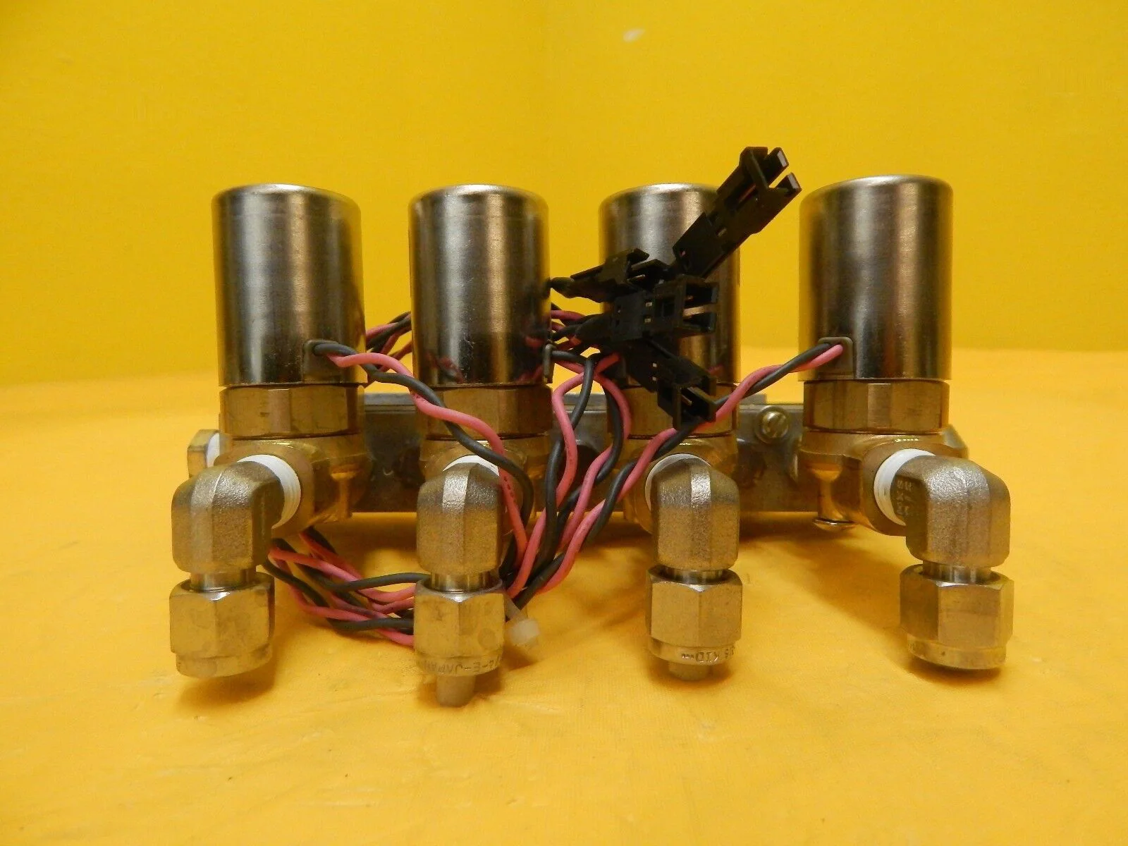 MRC Materials Research A118037 Pneumatic Manifold VDW31-5G-4 Set of 2 Star Used - Image 9