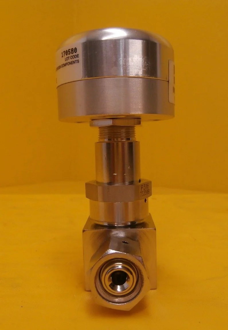 Parker Veriflo 44900005-PE High Purity Bellows Valve 4V1-P4K-11AC-SSV-PE Used - Image 2