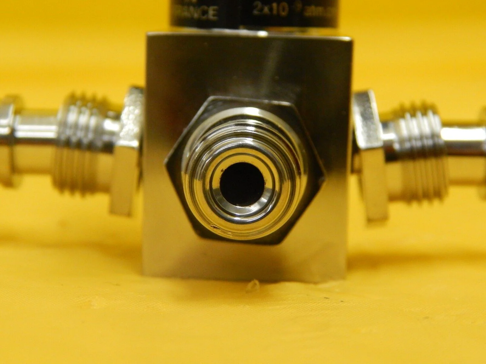 Qualiflow 2x10-9atm.cm3/Sec 4-Way Pneumatic Valve Male Used Working - Image 9