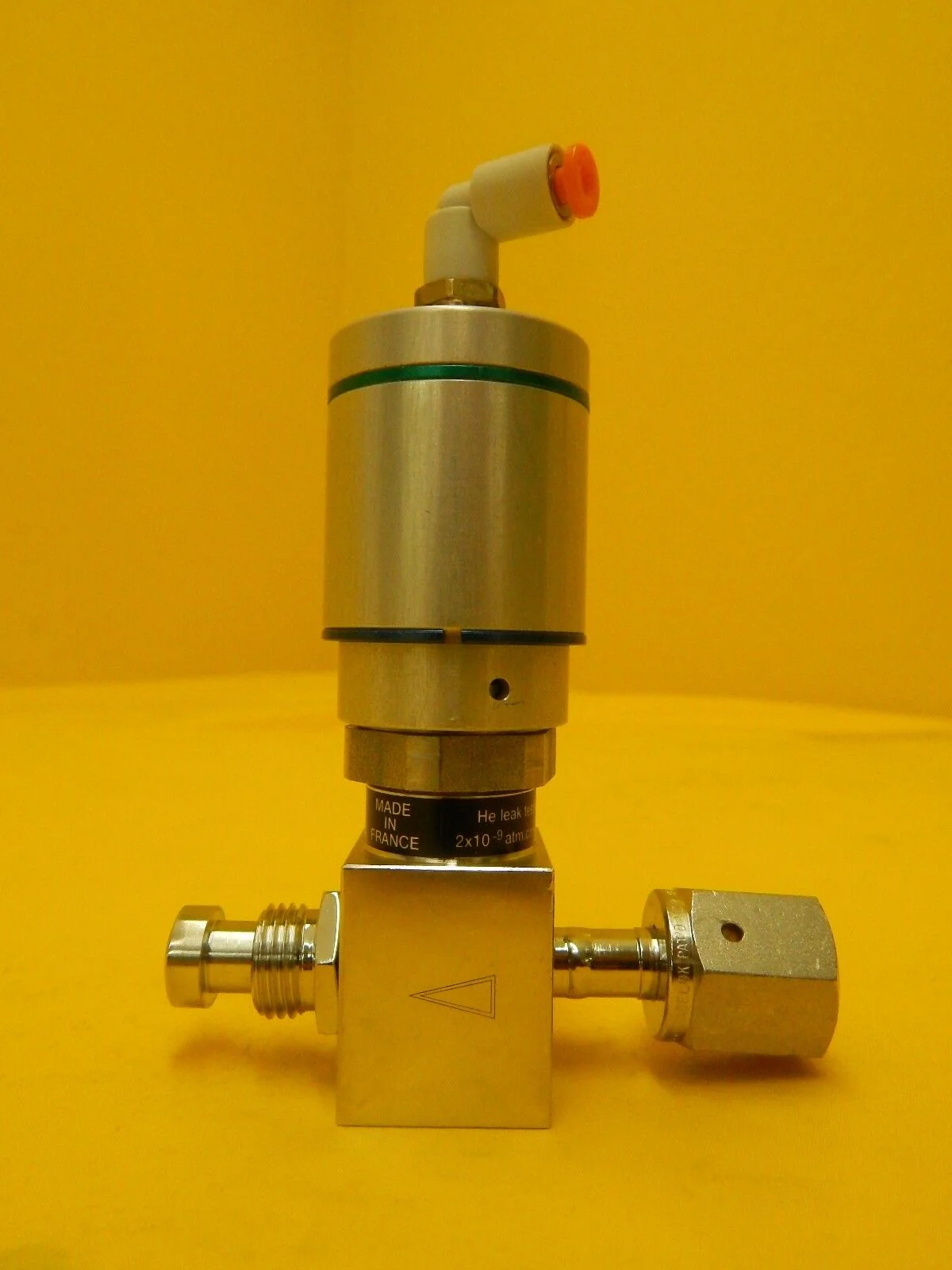 Qualiflow F HF Series 2-Way Pneumatic Valve 2x10-9atm.cm3/Sec Used Working - Image 4