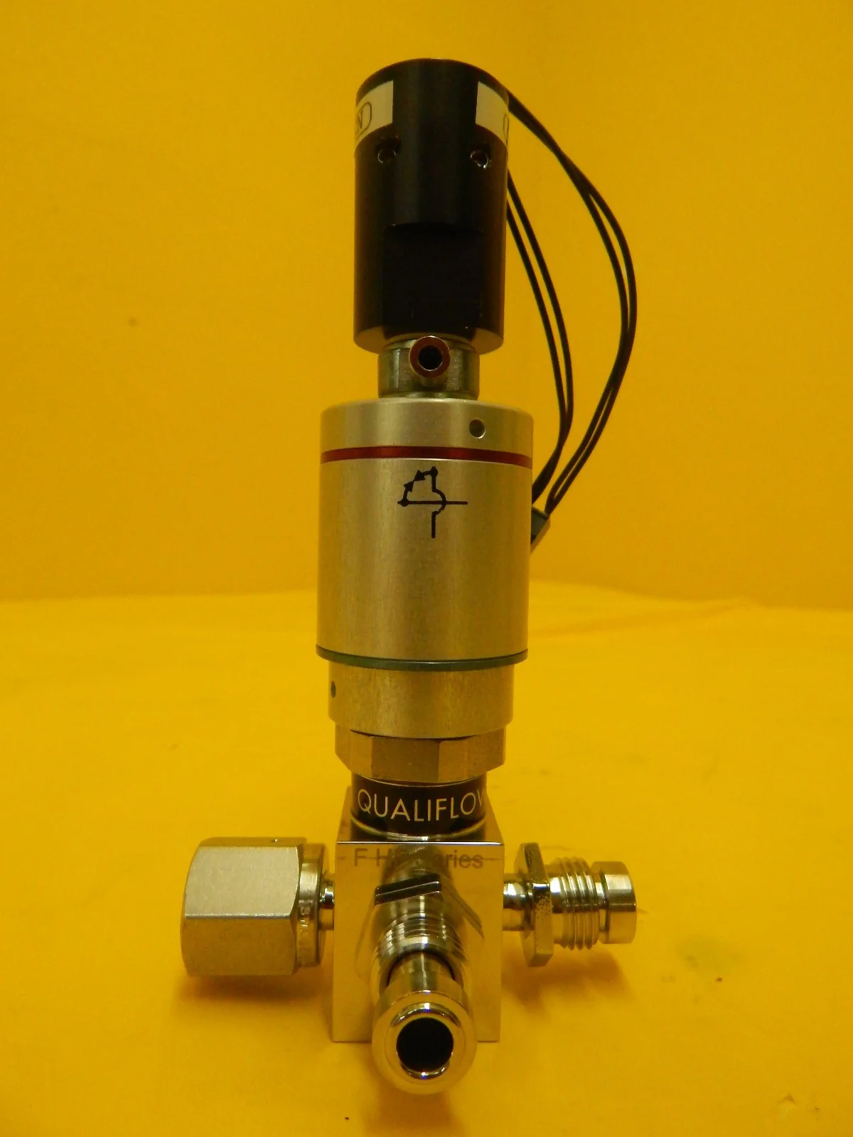 Qualiflow F HF Series 4-Way Pneumatic Valve 2x10-9atm.cm3/S?ec Lot of 3 Used - Image 2