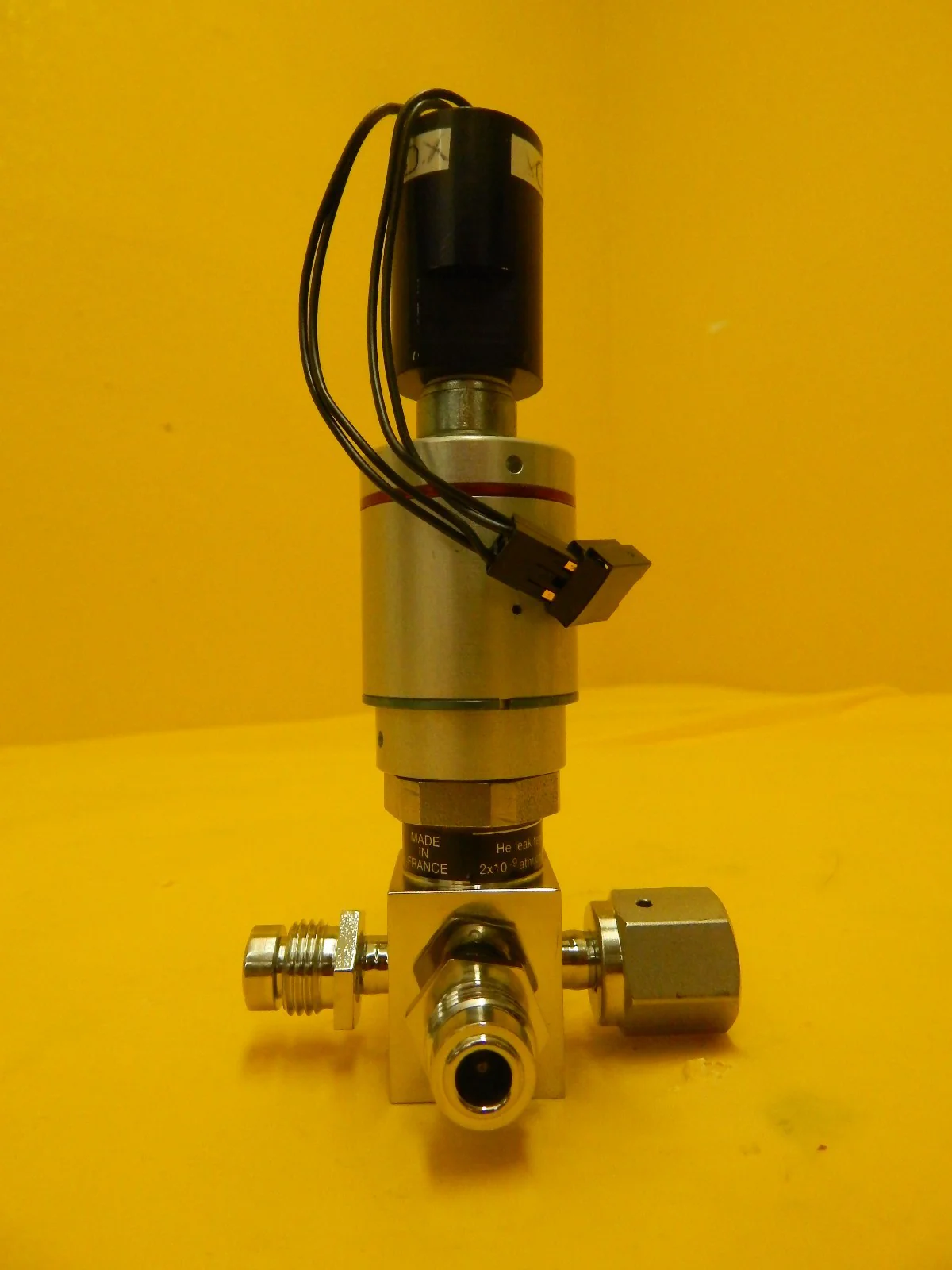 Qualiflow F HF Series 4-Way Pneumatic Valve 2x10-9atm.cm3/S?ec Lot of 3 Used - Image 4