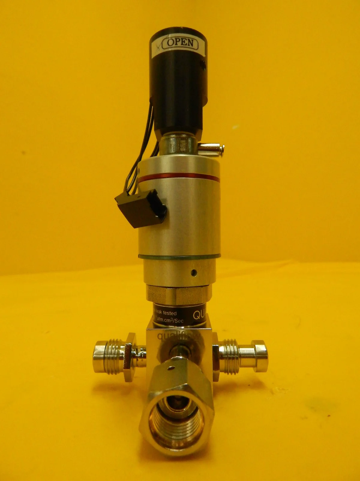 Qualiflow F HF Series 4-Way Pneumatic Valve 2x10-9atm.cm3/S?ec Lot of 3 Used - Image 5