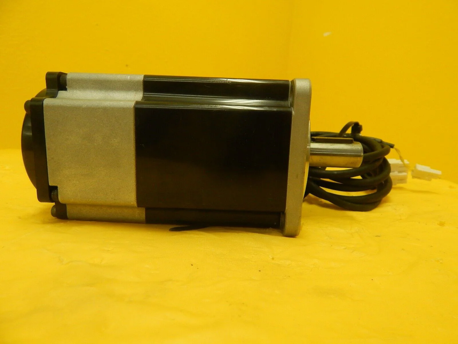 Sanyo Denki R2AA08075FBP77M AC Servo Motor SANMOTION R Hirata HQPLP-2DHP Used - Image 2