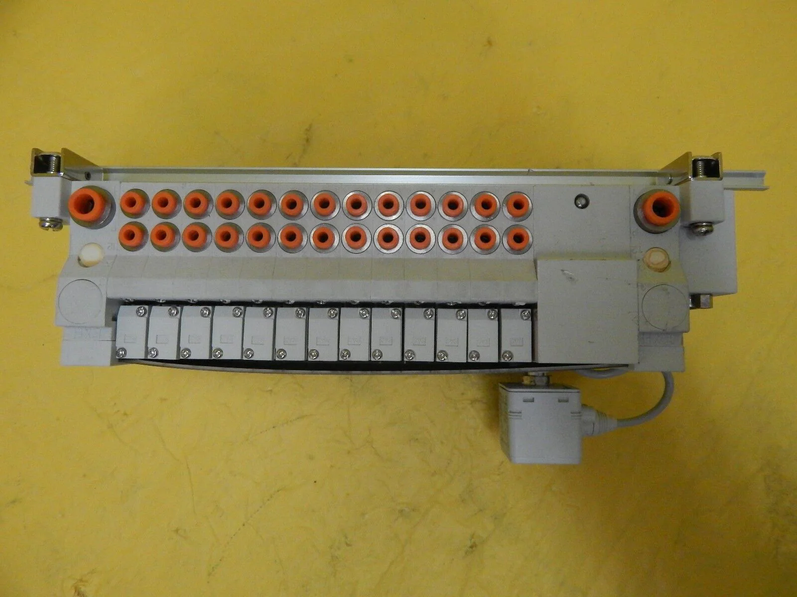 SMC US5200 13-Port Pneumatic Manifold ARM2000 ISE40-01-22 Used Working - Image 6