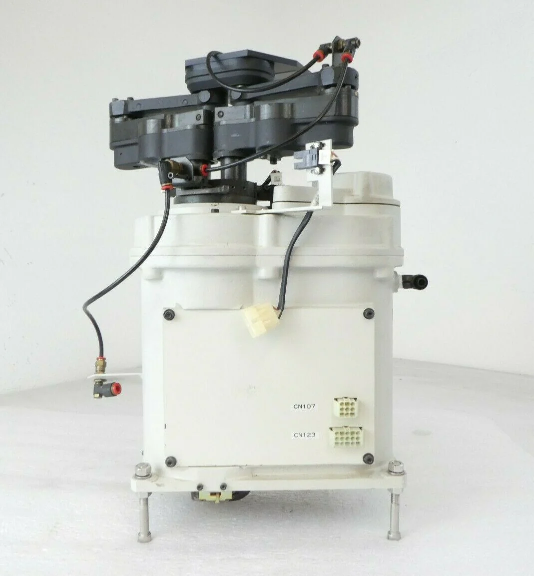 Varian Semiconductor Equipment V828700014 150mm Wafer LD Transfer Robot Working - Image 2