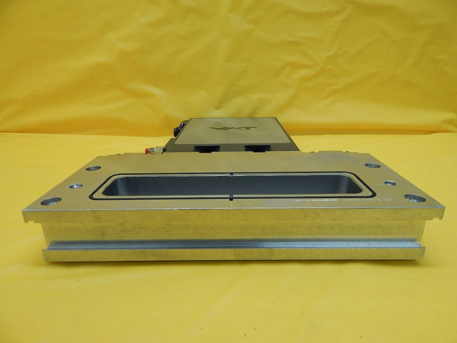 VAT 02010-BA24-1001 Pneumatic High Vacuum 12" Slit Valve Working - Image 4