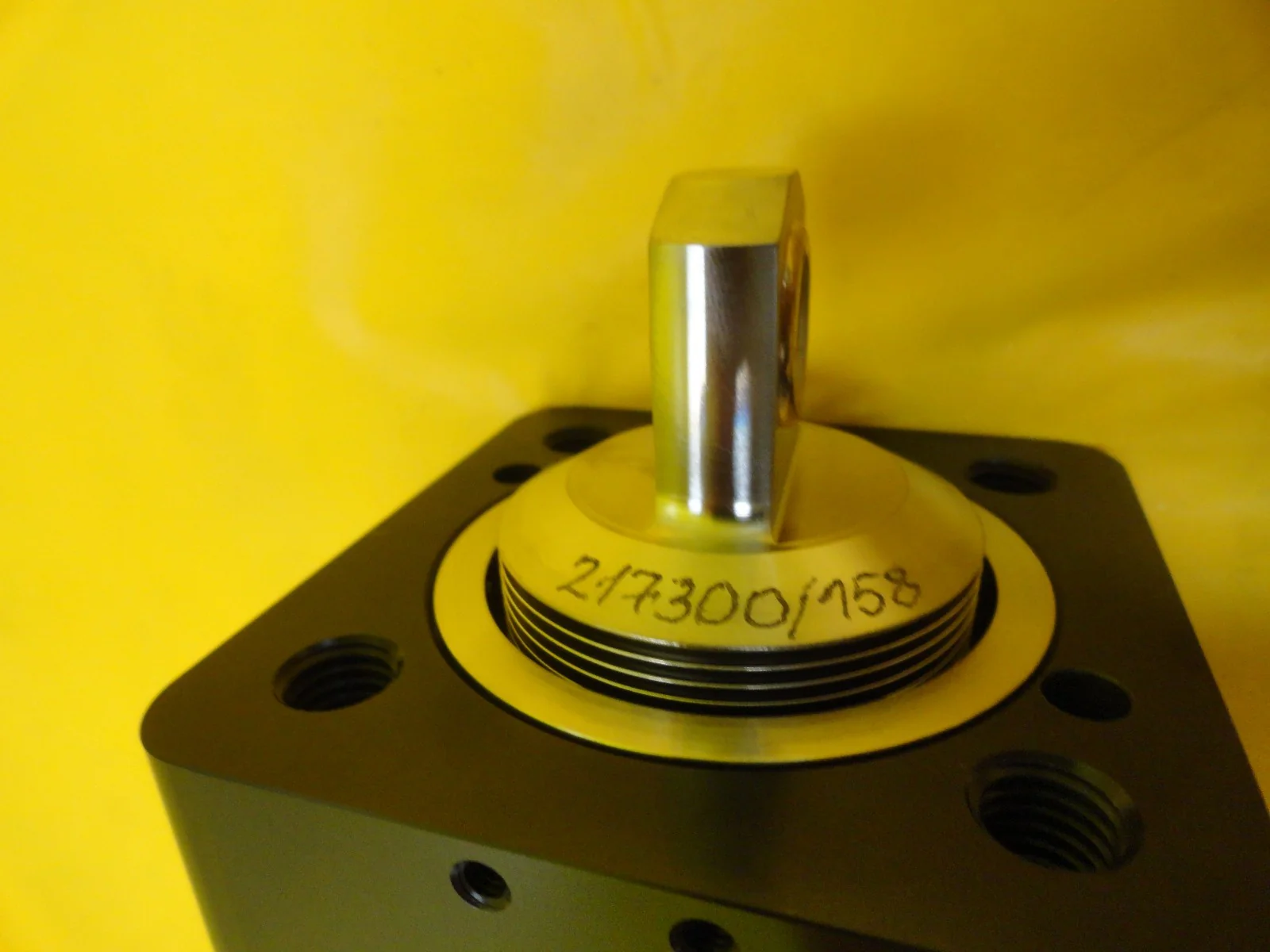 VAT 217300 Series 10 Pneumatic Gate Valve Actuator Used Working - Image 2