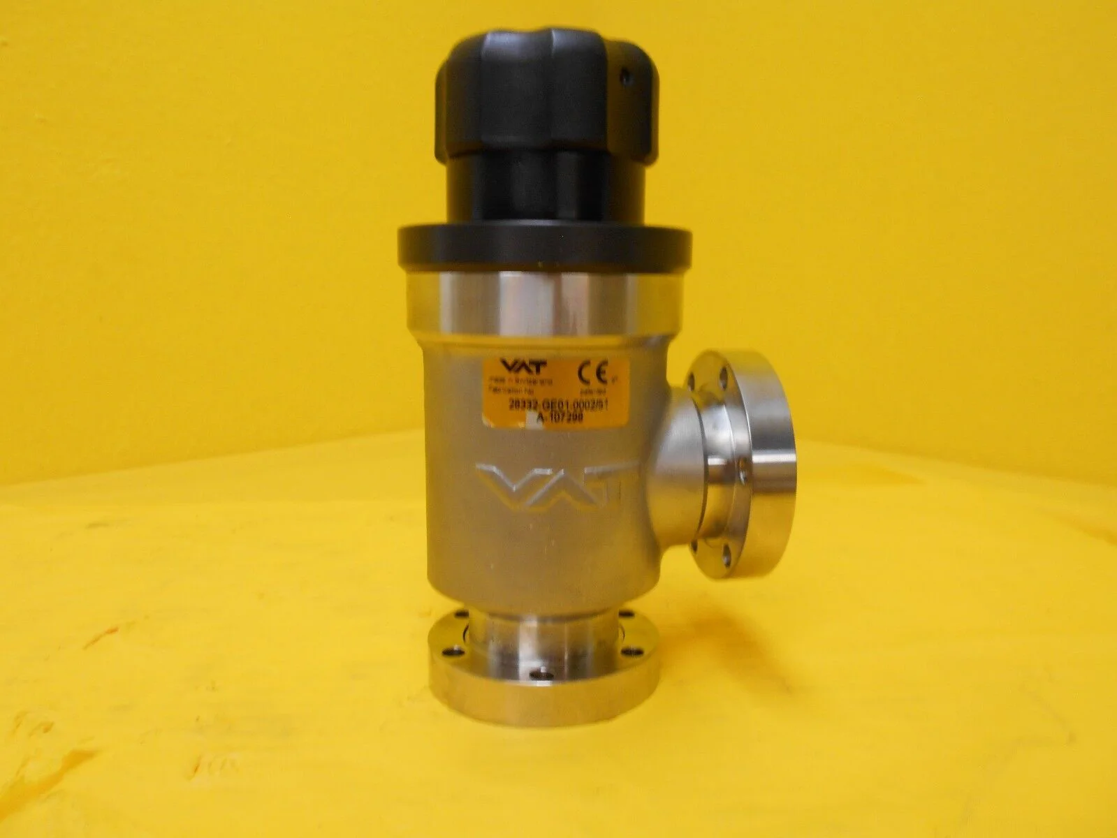 VAT 28332-GE01-0002 Manual Right Angle Vacuum Valve UHV Used Working - Image 2