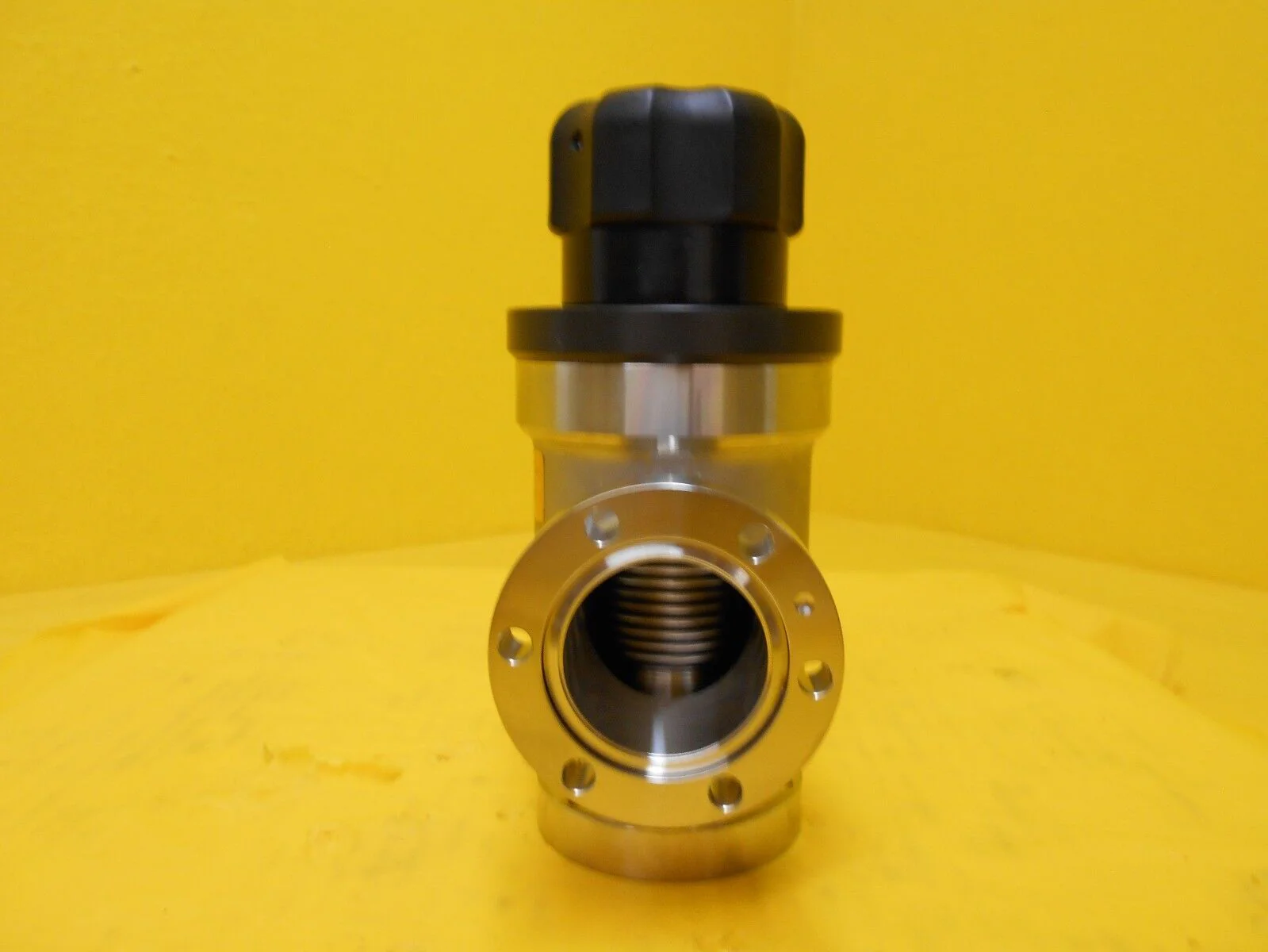 VAT 28332-GE01-0002 Manual Right Angle Vacuum Valve UHV Used Working - Image 3