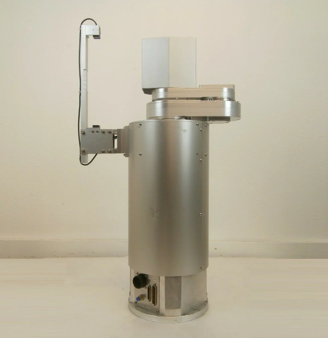 Yaskawa XU-RCM2500T-4 Robot Nikon KAB11320/201A-4 No Arms OPTISTATION 7 Working - Image 4