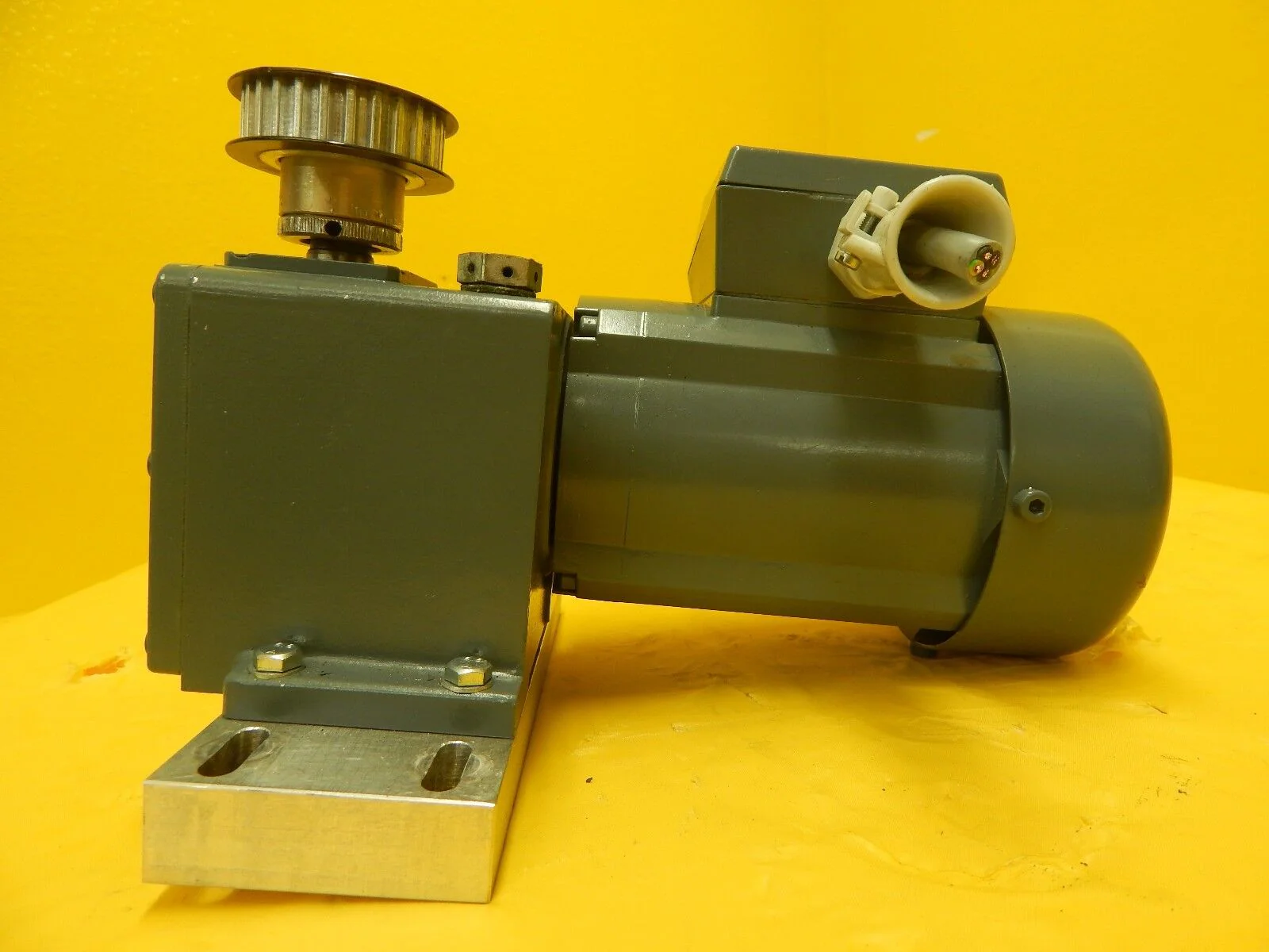 Zürrer PFV352 012 V Motor and Gearhead Assembly Balzers LLS 801 Used Working - Image 4